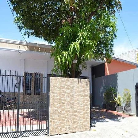 Oyo 1631 Aristo Home Makassar Bagian luar foto